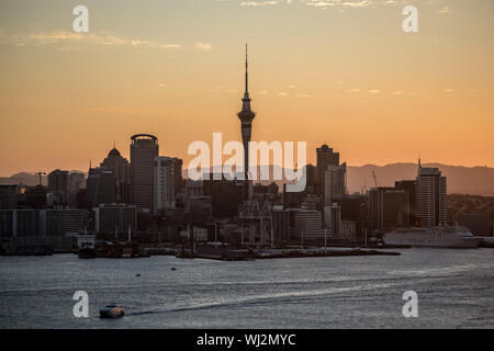 Vue sur les gratte-ciel et la tour de la ville d'Auckland, vue depuis Devonport, au coucher du soleil Banque D'Images