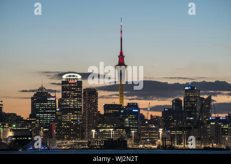 Vue sur les gratte-ciel et la tour de la ville d'Auckland, vue depuis Devonport, au coucher du soleil Banque D'Images