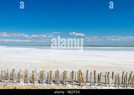 Lac de sel blanc Camargue, etang lagune d'eau salée entourée de dunes de sable entre la mer Méditerranée et delta du Rhône, Parc Naturel Régional des Banque D'Images
