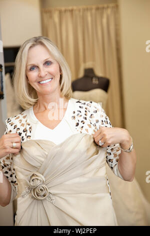 Portrait of a happy senior femme tenue robe de mariage en face Banque D'Images