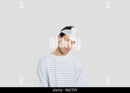 Triste homme patient avec bandage on head Banque D'Images
