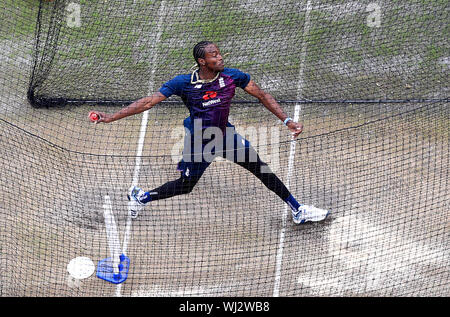 L'Angleterre Jofra Archer lors d'une session de bols de filets à Old Trafford, Manchester. Banque D'Images