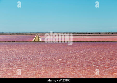 Le Salin-de-Giraud ferme sel rose de l'eau salée de la mer pourpre dans des bacs d'évaporation de salin, l'exploitation minière du sel en Camargue, dans le sud de la France, Europe Banque D'Images