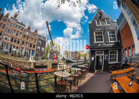 AMSTERDAM - 14 mai : les rues d'Amsterdam. 14 mai 2018 à Amsterdam, aux Pays-Bas au coucher du soleil Banque D'Images