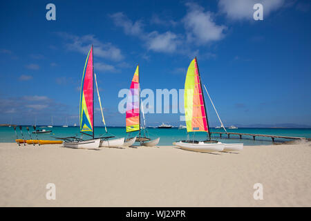 En voiliers catamaran Illetes Formentera plage à Iles Baléares Banque D'Images