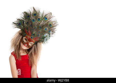 Portrait d'une jeune fille à plume de paon masque sur fond blanc Banque D'Images