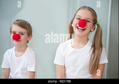 Portrait des enfants portant des nez de clown Banque D'Images