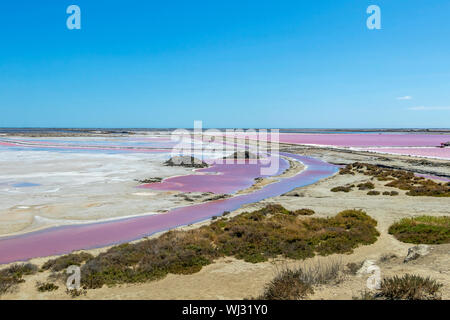 Le Salin-de-Giraud ferme sel rose de l'eau salée de la mer pourpre dans des bacs d'évaporation de salin, l'exploitation minière du sel en Camargue, dans le sud de la France, Europe Banque D'Images