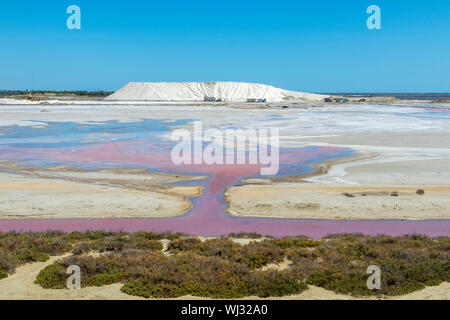 Le Salin-de-Giraud ferme sel rose de l'eau salée de la mer pourpre dans des bacs d'évaporation de salin, l'exploitation minière du sel en Camargue, dans le sud de la France, Europe Banque D'Images