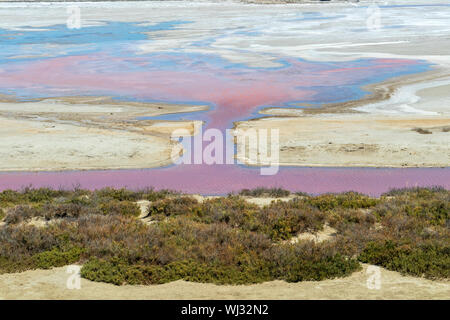 Le Salin-de-Giraud ferme sel rose de l'eau salée de la mer pourpre dans des bacs d'évaporation de salin, l'exploitation minière du sel en Camargue, dans le sud de la France, Europe Banque D'Images