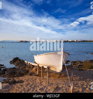 En bateau échoué à l'Estany des Peix d'Espagne Baléares Formentera Banque D'Images