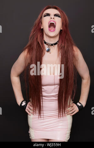 Jeune femme criant funky sur fond noir Banque D'Images