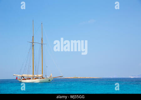 Illetes Illetas Formentera location de voilier ancré en Méditerranée jaunes Banque D'Images