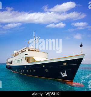Illetes Illetas Formentera Yacht ancré dans jaunes Méditerranée Iles Baléares Banque D'Images