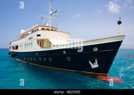 Illetes Illetas Formentera Yacht ancré dans jaunes Méditerranée Iles Baléares Banque D'Images