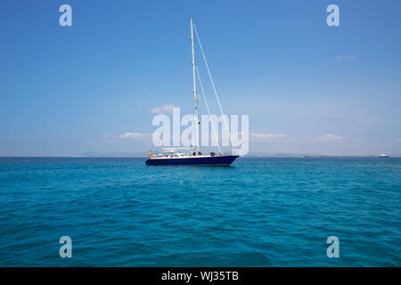 Illetes Illetas Formentera location de voilier ancré en Méditerranée jaunes Banque D'Images