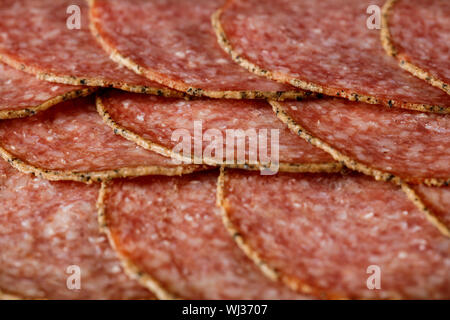 Tranches de saucisson salami délicieux . Vue du dessus Banque D'Images