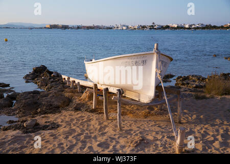 En bateau échoué à l'Estany des Peix d'Espagne Baléares Formentera Banque D'Images