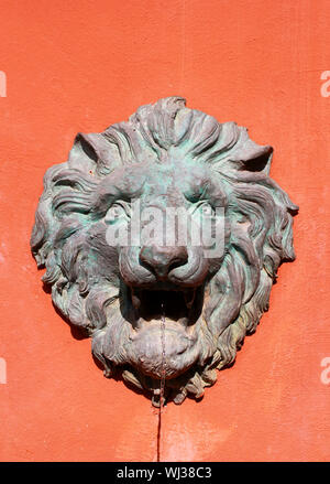 De l'eau Débit d'eau à partir de la statue de lion sur le mur Banque D'Images