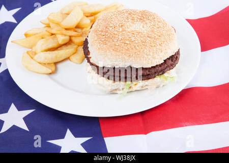 Cropped shot de jetons et burger sur l'Amérique d'un drapeau Banque D'Images