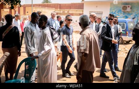 Khartoum, Soudan. 3ème Sep 2019. Heiko Maas (SPD), Ministre des affaires étrangères, accompagné par les forces de sécurité, les promenades sur la place à Khartoum où les manifestations pour le coup d'État au Soudan a eu lieu. Visites Maas, Soudan, un pays en plein bouleversement. Après la chute du Président Omar al-Bashir après 30 ans au pouvoir, l'un des plus grands pays d'Afrique a eu un gouvernement de transition pendant près de deux semaines. Dpa : Crédit photo alliance/Alamy Live News Banque D'Images