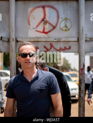 Khartoum, Soudan. 3ème Sep 2019. Heiko Maas (SPD), Ministre des affaires étrangères, accompagné par les forces de sécurité, les promenades sur la place à Khartoum où les manifestations pour le coup d'État au Soudan a eu lieu. Visites Maas, Soudan, un pays en plein bouleversement. Après la chute du Président Omar al-Bashir après 30 ans au pouvoir, l'un des plus grands pays d'Afrique a eu un gouvernement de transition pendant près de deux semaines. Dpa : Crédit photo alliance/Alamy Live News Banque D'Images