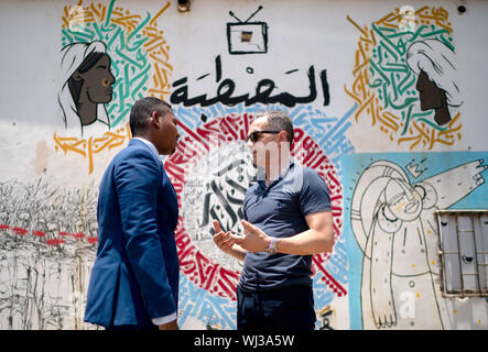 Khartoum, Soudan. 3ème Sep 2019. Heiko Maas (SPD), Ministre des affaires étrangères, parle à un employé du Ministère soudanais des affaires étrangères à Khartoum sur la place où les manifestations pour le coup d'État au Soudan a eu lieu. Visites Maas, Soudan, un pays en plein bouleversement. Après la chute du Président Omar al-Bashir après 30 ans au pouvoir, l'un des plus grands pays d'Afrique a eu un gouvernement de transition pendant près de deux semaines. Dpa : Crédit photo alliance/Alamy Live News Banque D'Images