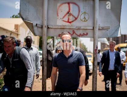 Khartoum, Soudan. 3ème Sep 2019. Heiko Maas (SPD), Ministre des affaires étrangères, accompagné par les forces de sécurité, les promenades sur la place à Khartoum où les manifestations pour le coup d'État au Soudan a eu lieu. Visites Maas, Soudan, un pays en plein bouleversement. Après la chute du Président Omar al-Bashir après 30 ans au pouvoir, l'un des plus grands pays d'Afrique a eu un gouvernement de transition pendant près de deux semaines. Dpa : Crédit photo alliance/Alamy Live News Banque D'Images