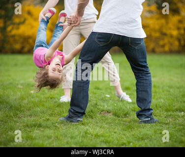 Jeune couple swinging fille entre eux Banque D'Images