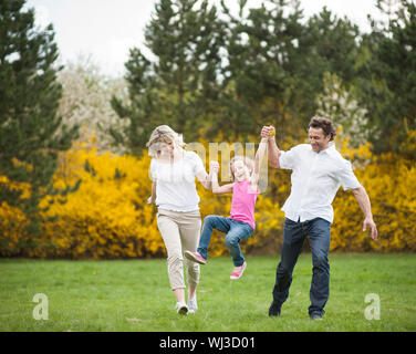 Jeune couple swinging fille entre eux Banque D'Images