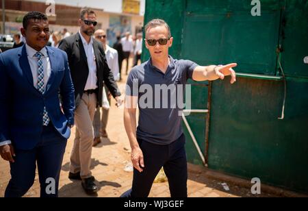 Khartoum, Soudan. 3ème Sep 2019. Heiko Maas (SPD), Ministre des affaires étrangères, accompagné par les forces de sécurité, les promenades sur la place à Khartoum où les manifestations pour le coup d'État au Soudan a eu lieu. Visites Maas, Soudan, un pays en plein bouleversement. Après la chute du Président Omar al-Bashir après 30 ans au pouvoir, l'un des plus grands pays d'Afrique a eu un gouvernement de transition pendant près de deux semaines. Dpa : Crédit photo alliance/Alamy Live News Banque D'Images