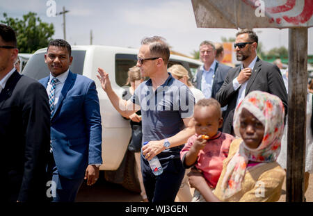 Khartoum, Soudan. 3ème Sep 2019. Heiko Maas (SPD), Ministre des affaires étrangères, accompagné par les forces de sécurité, les promenades sur la place à Khartoum où les manifestations pour le coup d'État au Soudan a eu lieu. Visites Maas, Soudan, un pays en plein bouleversement. Après la chute du Président Omar al-Bashir après 30 ans au pouvoir, l'un des plus grands pays d'Afrique a eu un gouvernement de transition pendant près de deux semaines. Dpa : Crédit photo alliance/Alamy Live News Banque D'Images