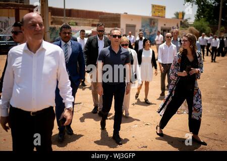 Khartoum, Soudan. 3ème Sep 2019. Heiko Maas (SPD), Ministre des affaires étrangères, accompagné par les forces de sécurité et Ulrich Klöckner (l), l'ambassadeur allemand auprès de la République du Soudan, les promenades sur la place à Khartoum où les manifestations pour le coup d'État au Soudan a eu lieu. Visites Maas, Soudan, un pays en plein bouleversement. Après la chute du Président Omar al-Bashir après 30 ans au pouvoir, l'un des plus grands pays d'Afrique a eu un gouvernement de transition pendant près de deux semaines. Dpa : Crédit photo alliance/Alamy Live News Banque D'Images