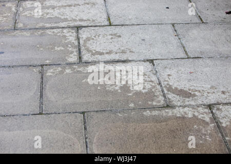 Trottoir de béton avec de l'eau patch Banque D'Images