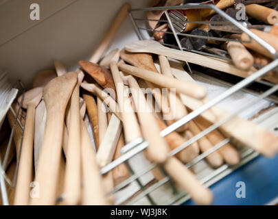 Spatules en bois sur l'étagère dans utlensil store Banque D'Images