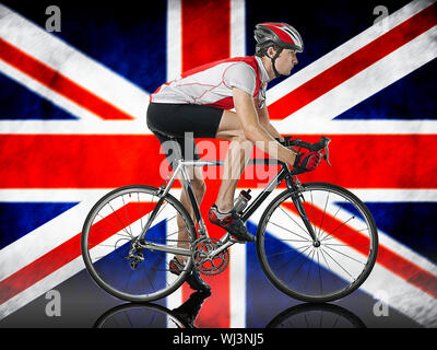 Vélo Cycliste mâle en face de Union Jack Flag Banque D'Images