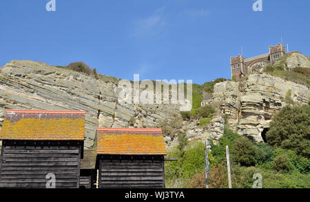 Boutique net des remises et l'East Hill Cliff Railway dans la vieille ville de Hastings dans l'East Sussex Banque D'Images