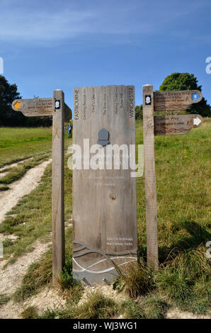 Un signe au début de la South Downs Way près de Eastbourne East Sussex. Les sentiers de fonctionner pendant 100 miles à travers les parcs nationaux de Winchester. Banque D'Images