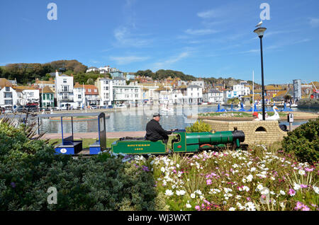 Un train sur le chemin de fer miniature Hastings dans la vieille ville de Hastings dans l'East Sussex Banque D'Images