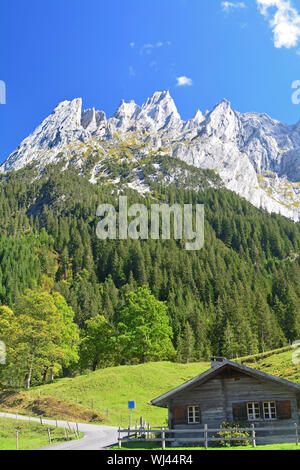 Les montagnes au-dessus de Grindlewald Engelhorn dans les Alpes bernoises en Suisse. Avec un chalet suisse à l'avant-plan Banque D'Images