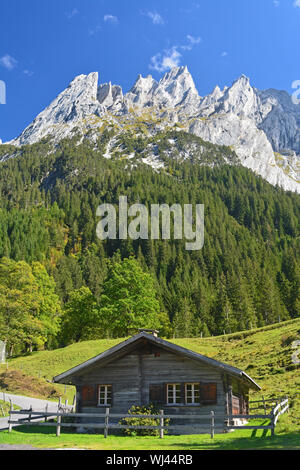 Les montagnes au-dessus de Grindlewald Engelhorn dans les Alpes bernoises en Suisse. Avec un chalet suisse à l'avant-plan Banque D'Images