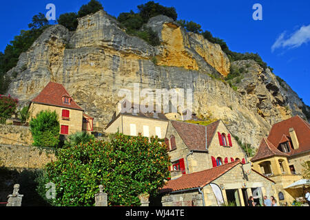 Maisons médiévales à la Roque-Gageac en dessous de la falaise, un des plus beaux villages de France, sur la rivière Dordogne Banque D'Images