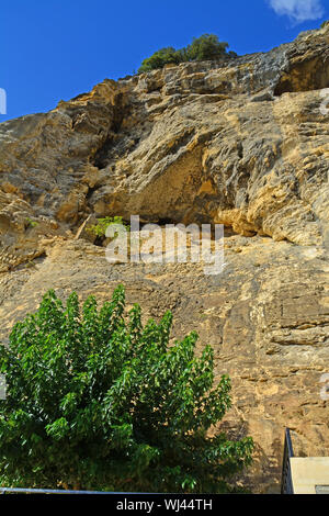 Les vestiges de fortifications médiévales à la Roque-Gageac, un des plus beaux villages de France, sur la rivière Dordogne Banque D'Images