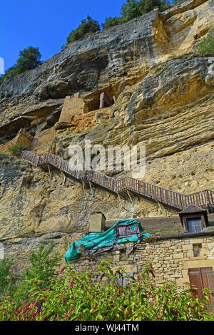 Escaliers précaire aux vestiges des fortifications médiévales à la Roque-Gageac, un des plus beaux villages de France, sur la rivière Dordogne Banque D'Images