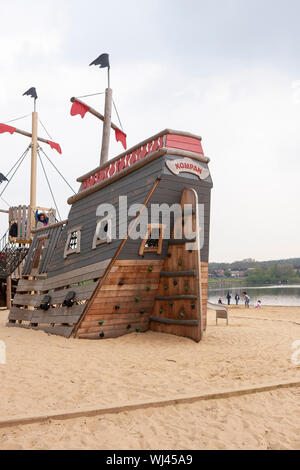 Le bateau de pirate en bois dans l'aire de jeux à Ruislip Lido, Greater London, UK Banque D'Images