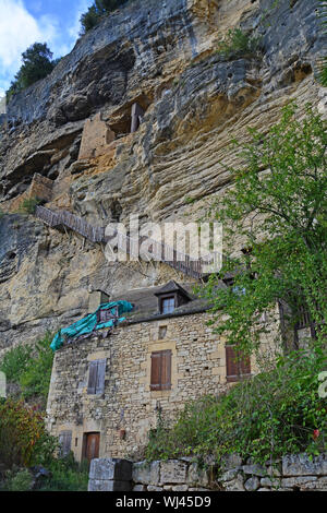 Escaliers précaire aux vestiges des fortifications médiévales à la Roque-Gageac, un des plus beaux villages de France, sur la rivière Dordogne Banque D'Images