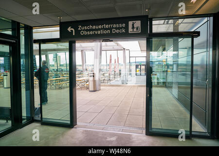 ZURICH, SUISSE - circa 2018, octobre : Observation Deck signe à l'Aéroport International de Zurich. Banque D'Images