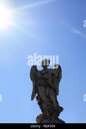 Angel avec les whips à Rome, Italie. Monument situé sur Aelian pont (Ponte San Angelo) Banque D'Images