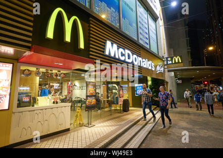 HONG KONG, CHINE - circa 2019, janvier : entrée de restaurant McDonald's à Hong Kong. Banque D'Images