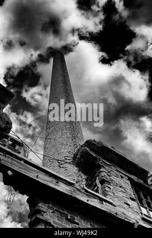 Vieille cheminée sur une usine abandonnée. Art photographique. Banque D'Images